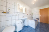 ++NEU IM ANGEBOT++ Gepflegtes Reiheneckhaus mit viel Platz für die Familie in Lörrach (Haagen) - Badezimmer