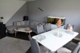 ++RESERVIERT++ Ruhig und zentral: 4-Zi.-Wohnung inkl. Garage und Aussicht in Maulburg - Wohnzimmer