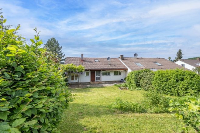 PROVISIONSFREI für Käufer – Haushälfte in Aussichtslage und schönem Grundstück in Lörrach, 79539 Lörrach, Doppelhaushälfte
